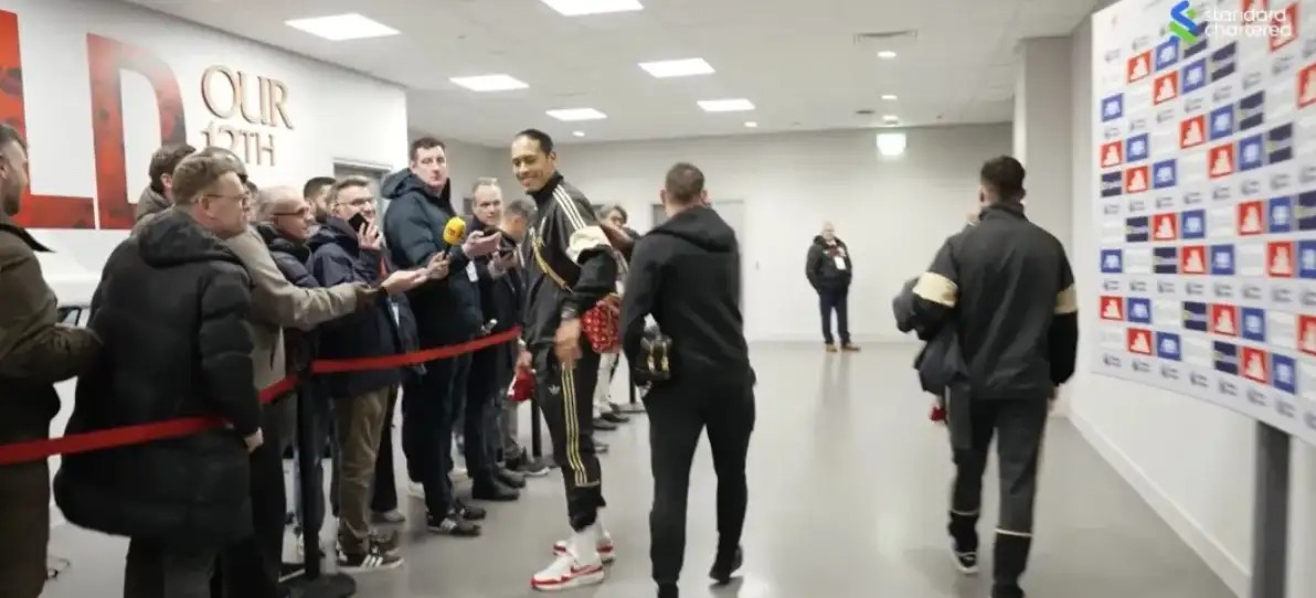 致敬联赛最后一尊大恐龙，他的球员生涯是半部英超历史